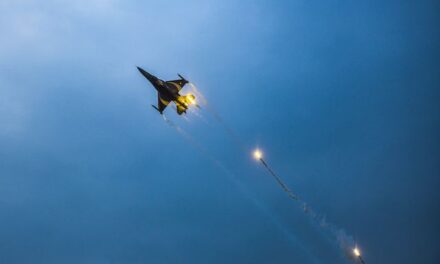 U.S. strikes Iranian forces in the Strait of Hormuz, sparking a missile counterattack 