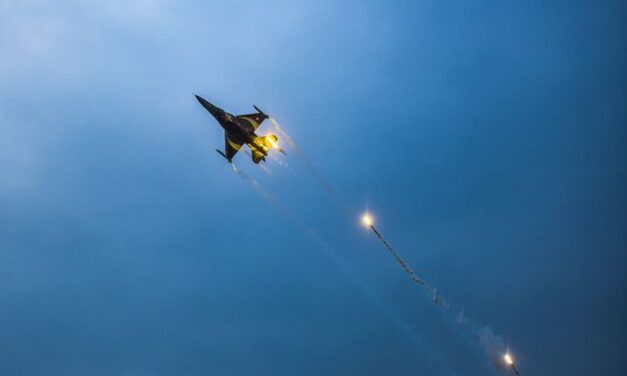 U.S. strikes Iranian forces in the Strait of Hormuz, sparking a missile counterattack 