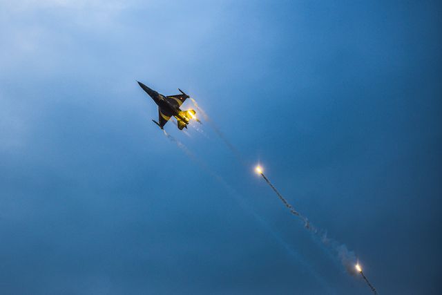U.S. strikes Iranian forces in the Strait of Hormuz, sparking a missile counterattack 