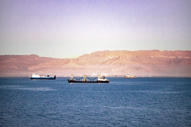 Oil Holds Near Three-Week High as U.S.-Iran Dispute Disrupts Hormuz Shipping