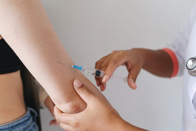 Surprise $140 Out-Of-Pocket Fees Leave Patients Walking Away From New COVID Shots In Washington 