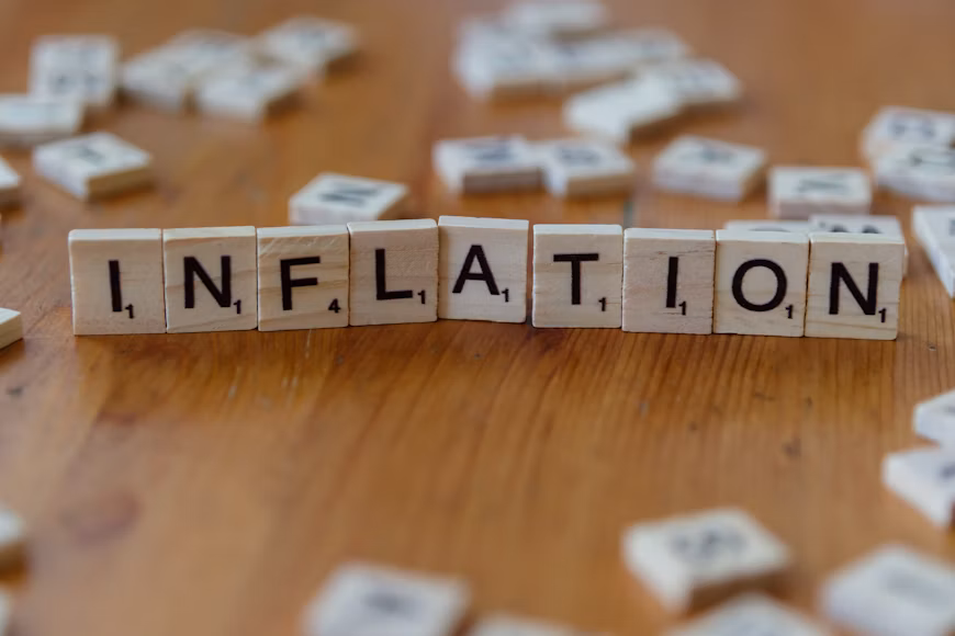 Americans Keep Spending Despite Persistent Inflation Concerns