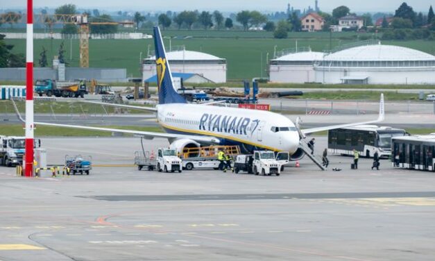 Lawmakers Urge FAA to Pause AI Tool Used at D.C.-Area Airports